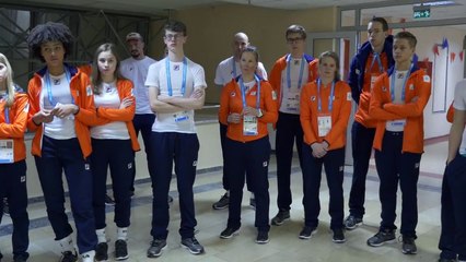 Shorttracker Melle van 't Wout draagt vlag tijdens opening EYOF Erzurum 2017