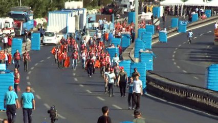 Vatandaşlar miting alanına koşarak girdi