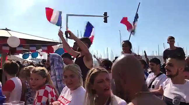 Finale France-Croatie : le Vieux-Port de Marseille en feu après le penalty de Griezmann