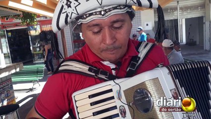 Sanfoneiro toca ajoelhado para estátua de Frei Damião em Sousa para pagar promessa