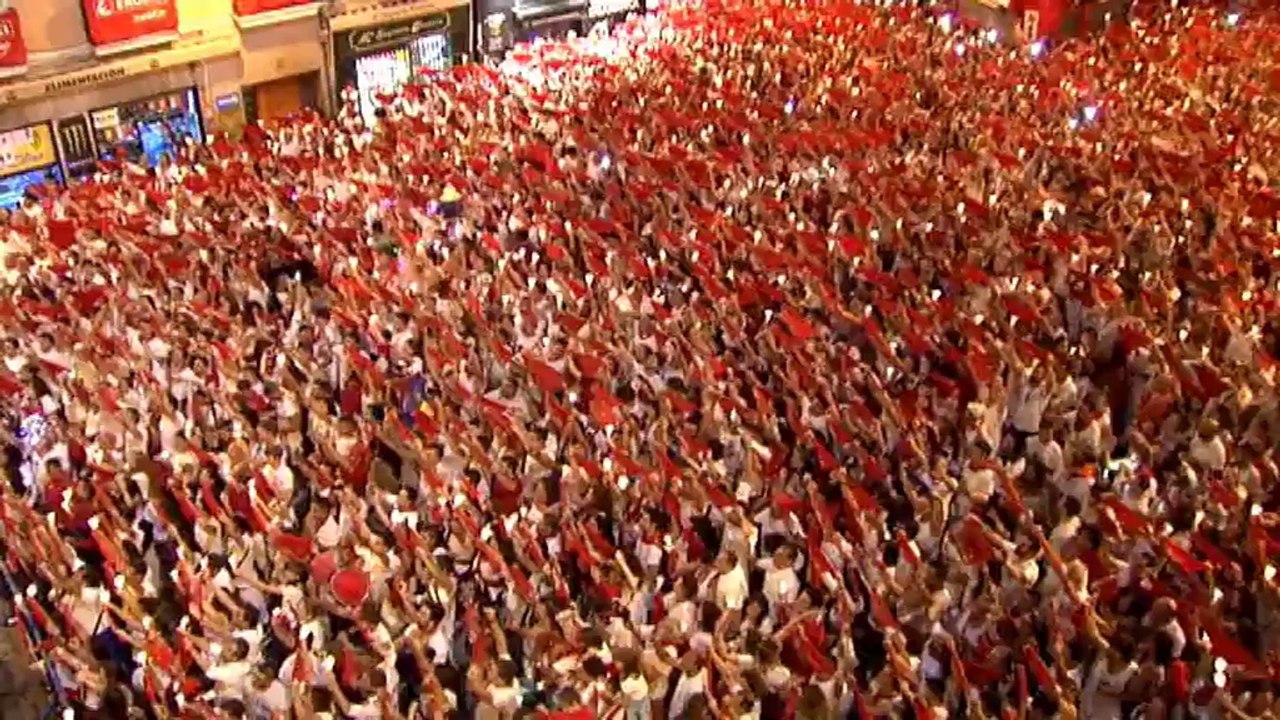 Noticia | Pamplona cierra los sanfermines a lo grande, entonando 'Pobre de mí' 15/7/2018