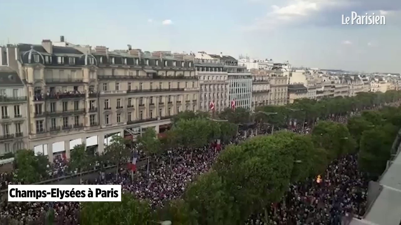 Vue d'en haut , la fête est encore plus folle après la victoire en Coupe du Monde