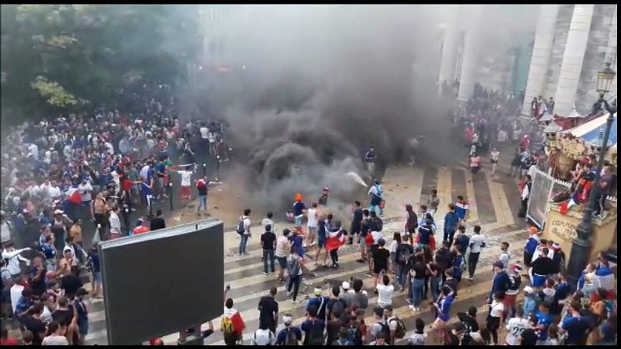 Besançon : les fumigènes prennent le pas sur les chants et les danses collectives
