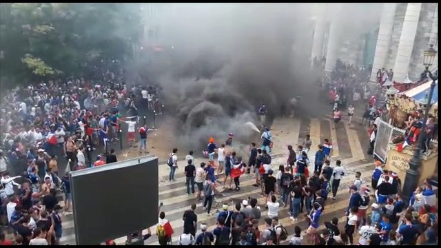 Besançon : les fumigènes prennent le pas sur les chants et les danses collectives