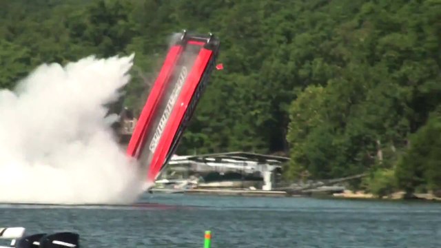 Un bateau Offshore s'envole à plus de 250kmh! Terrible