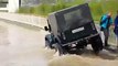 Ce conducteur de Jeep a la mauvaise idée de traverser une route inondée... Raté
