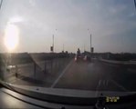 Un motard percute une voiture et se retrouve debout sur le toit