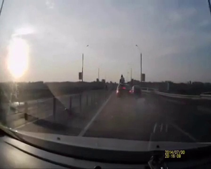 Un motard percute une voiture et se retrouve debout sur le toit