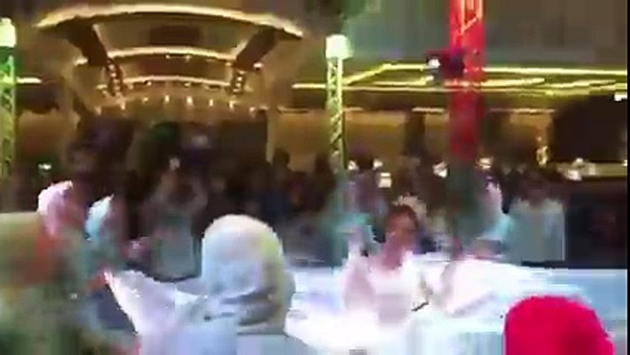 هي العروس جننت عريسها وأهلو وهي عم ترقص مع رفقاتها على غنية 3 دقااااات