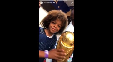 "We are the champions !" : vingt ans après, les Bleus de 2018 reprennent à leur tour le tube de Queen