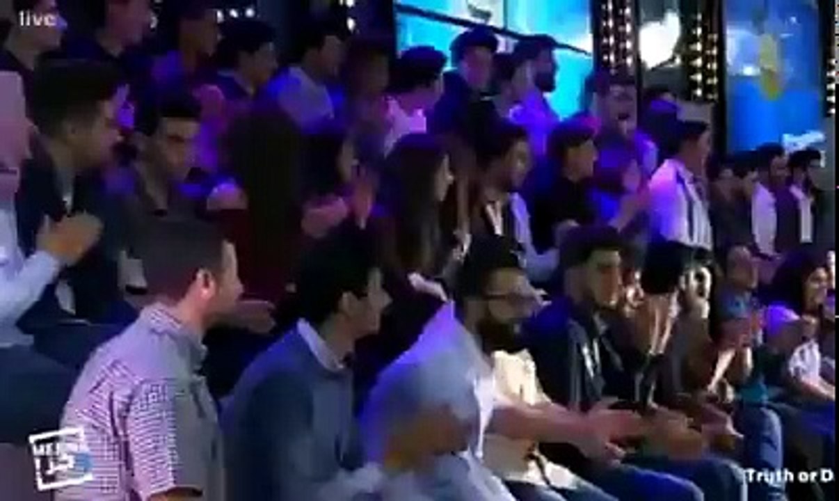 الفيديو يلي حطم قلوب كل الصباياااااا شوفو كيف ناصيف زيتون عم يقص شعره على الهواء مباشرة
