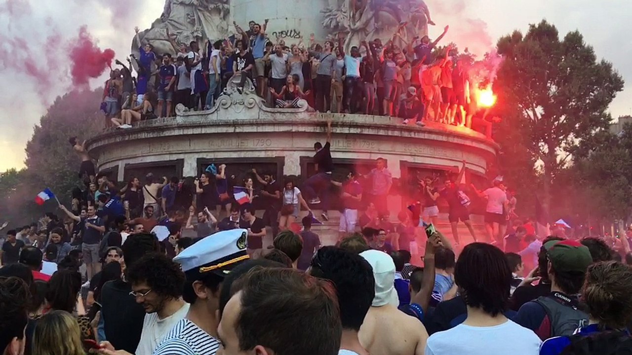 Les Bleus champions du monde : immense fête populaire place de la République à Paris