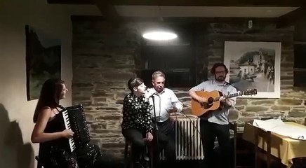 Miguel Ángel Revilla se arranca a cantar 'Viento del norte'