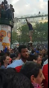 Champion du monde: L'énorme gamelle d'un supporter des bleus devient virale sur les réseaux sociaux