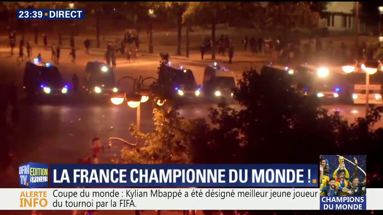 Coupe du monde: les canons à eau déployés sur les Champs-Elysées pour disperser les casseurs