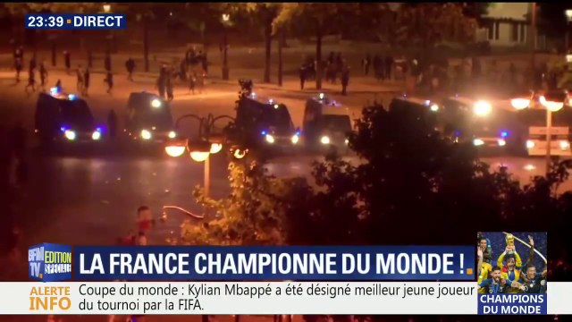 Coupe du monde: les canons à eau déployés sur les Champs-Elysées pour disperser les casseurs