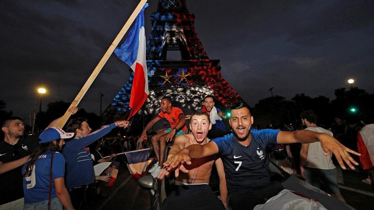 Ganz Frankreich feiert 'Les Bleus': 'Wir haben 20 Jahre darauf gewartet'