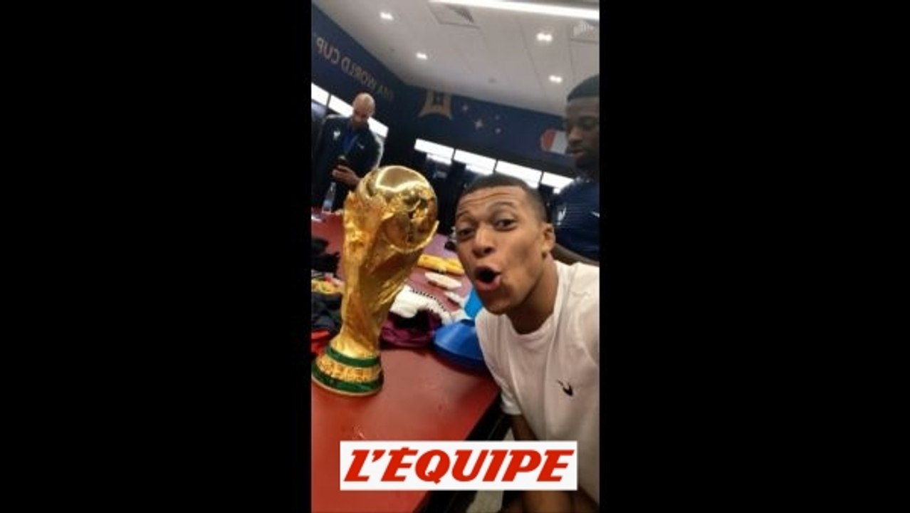 Scènes de joie dans le vestiaire - Foot - CM 2018 - Bleus