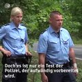 Almanya, Bradenburg polisi yol kenarına kaza simülasyonu yapıyor. Yerde kan içinde yatan yaralılar var. İnsanların tepkisizliği ise inanılmaz 