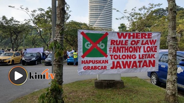 Pemandu teksi protes menteri MOT di luar Parlimen