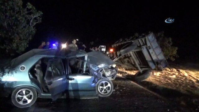 Otomobil traktöre arkadan çarptı: 3 yaralı