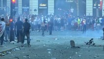 درگیری هواداران و پلیس فرانسه پس از قهرمانی در جام جهانی