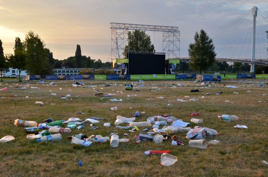 Le jardin des Deux-Rives inondé de déchets après la finale de la Coupe du monde