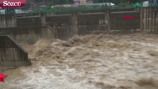 Rize'de sağanak, sel ve heyelana yol açtı Heyelan anı kamerada