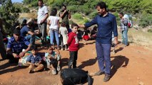 Türkiye'ye kaçak yollardan girmeye çalışan mültecilerin teknesi su alınca yakalandı