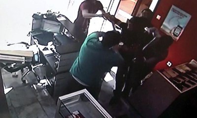 İş yeri sahibini sopalarla dövdüler