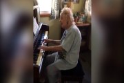 Piyano resitali sergileyen 104 yaşındaki müzik öğretmeni: Lisa Ann