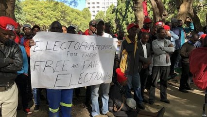 L'opposition zimbabwéenne manifeste devant la commission électorale pour réclamer des réformes [No Comment]