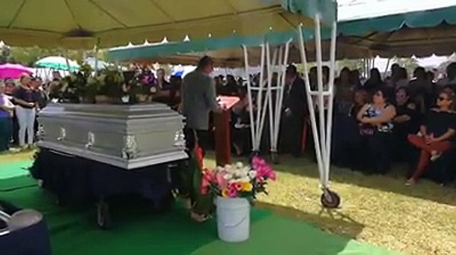 Familiares y amigos le dan el ultimo adiós a Jocelyn Abarca