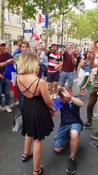 Il demande sa compagne en mariage après la victoire des bleus, elle refuse !