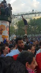 Le supporter le plus maladroit lors de la célébration à Paris