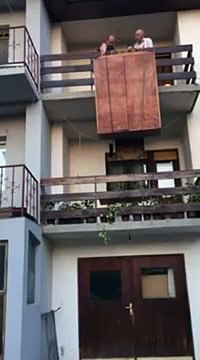 Lors de leur déménagement, ils tentent de sortir leur armoire par le balcon... mais vont vite le regretter !