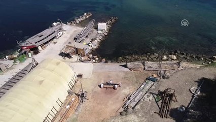 Cilalı Taş Devri'nden Esinlenip "İlkel Tekne" Yapıyorlar