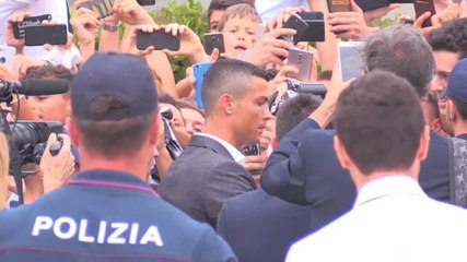 Cristiano Ronaldo Menyambut Fans Saat Ia Tiba Untuk Pemeriksaan Medis Di Juventus
