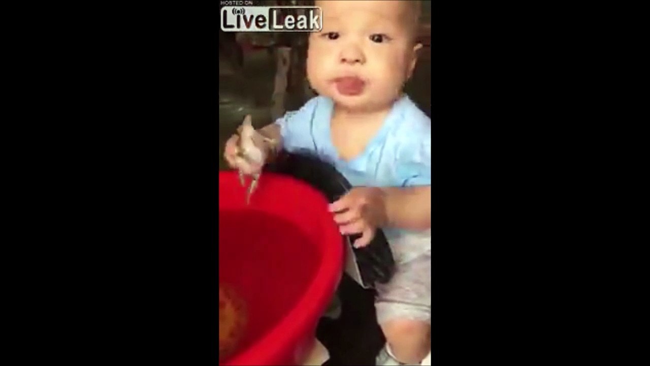 Ce bébé tette une grenouille et fait le buzz