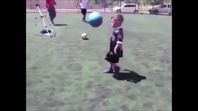 Ce gamin est un surdoué du foot... Incroyable