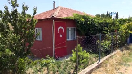 Bu köye gelen herkesi Türk bayrakları karşılıyor