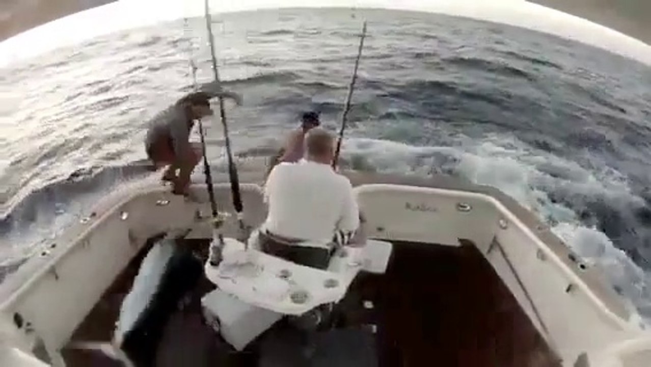 Un marlin saute dans le bateau et le pecheur saute à la mer