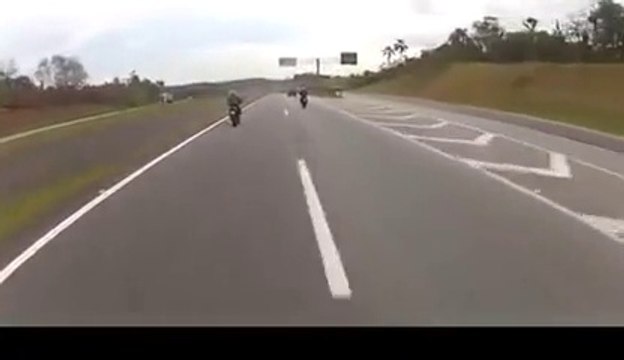 Un motard rate son virage et fini couché à contre-sens sur l'autoroute.. Dangereux