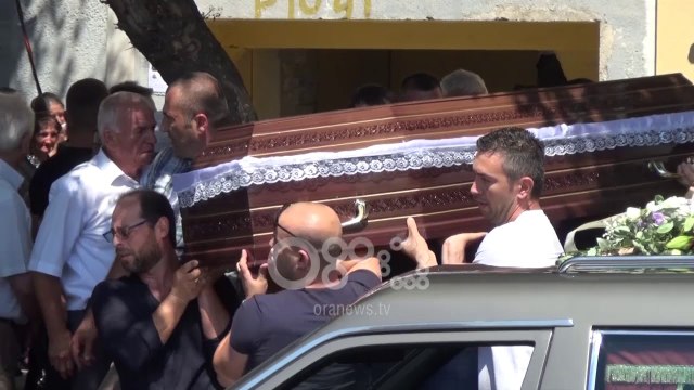 Ora News - Lotë dhe dhimbje, familjarët përcjellin ish-efektivin dhe nusen e vrarë në atentat