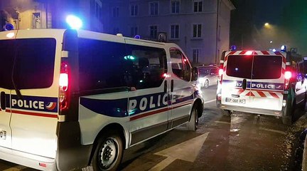 Face à face tendu avec la police place du Marché