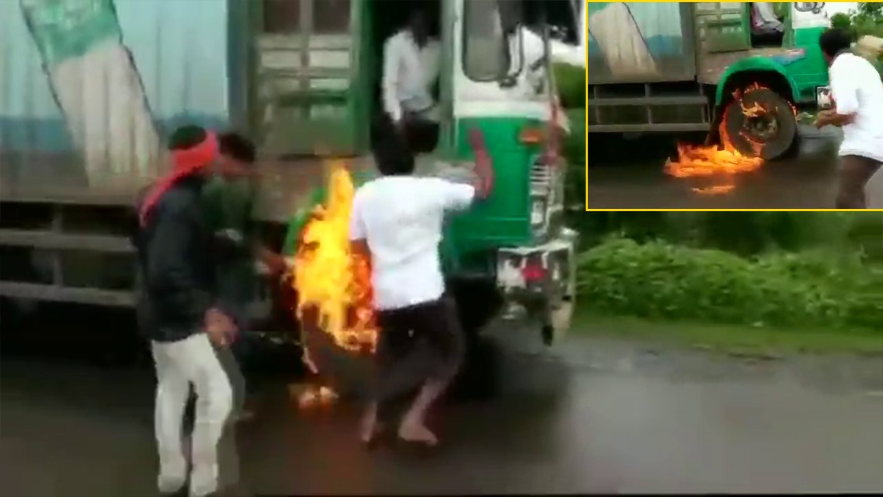 VIDEO: दूध के दामों को लेकर प्रदर्शन कर रहे स्वाभिमानी शेतकारी संगठन ने ट्रक में लगाई आग