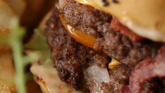 Menikmati Burger dengan Daging Berukuran Besar Video 