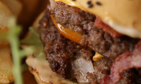 Menikmati Burger dengan Daging Berukuran Besar