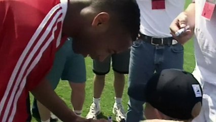 Thierry Henry signe un autographe Antoine Griezmann (1998)