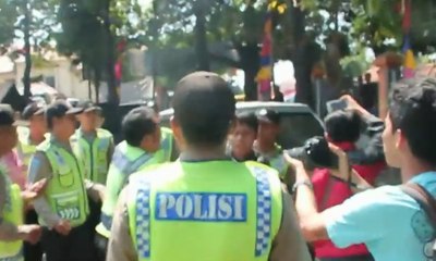 Unjuk Rasa Menolak Hasil Pilkada Cirebon Ricuh
